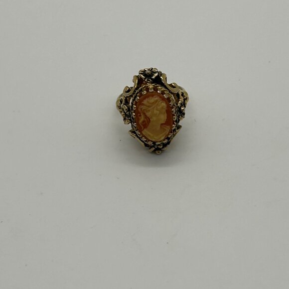 Vintage Cameo Ring Resin with18KT Gold Electroplate Intricate Floral Size 7 - Picture 11 of 14